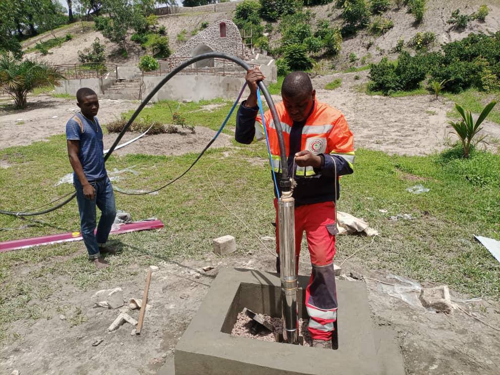 Station de pompage et château d’eau solaire - action CEHUDEC ASBL à Kongo Central, RDC